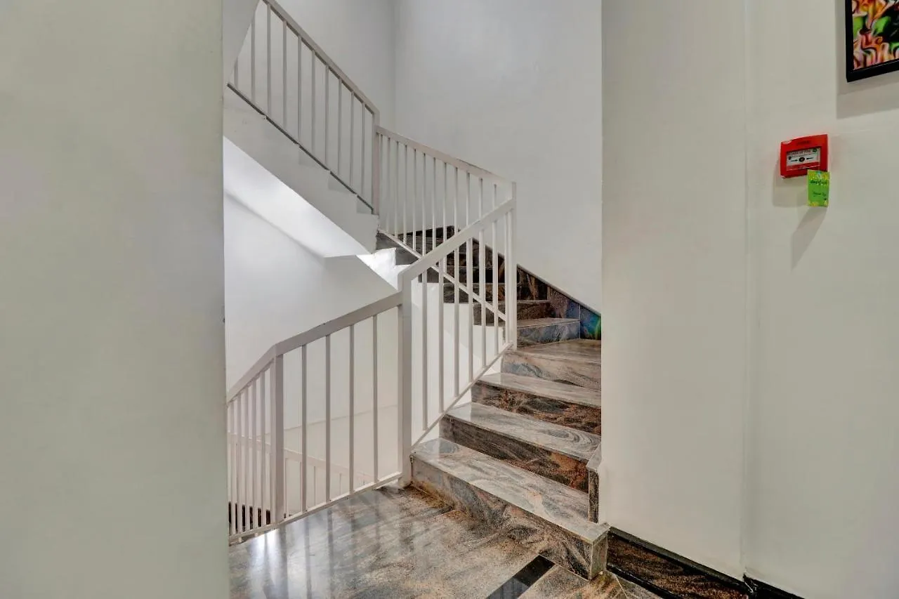 מלון Tullipurmbu Oyo Townhouse 1070 Ramis Plaza 3*,  הודו